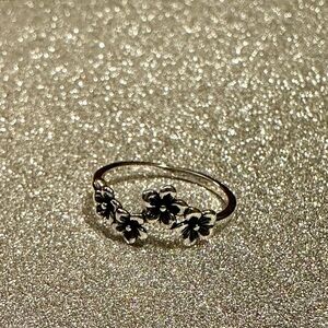 Flower Petal Metal Ring Size 8-silver tone NWT